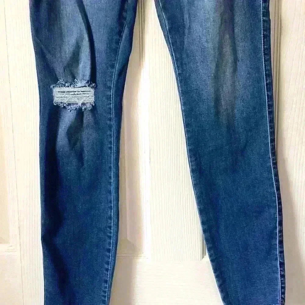 Juniors' Curvy High Rise Ripped Button-Fly Skinny Jeans - Picture 6 of 7